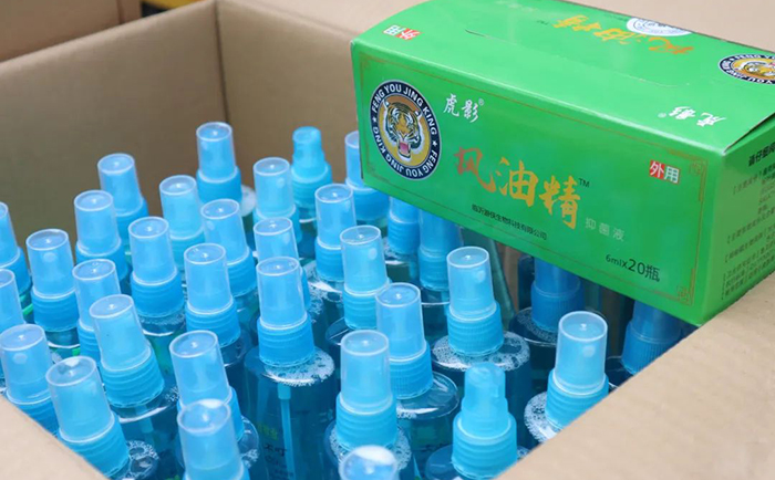 為環(huán)衛(wèi)工人送上風油精、花露水.jpg