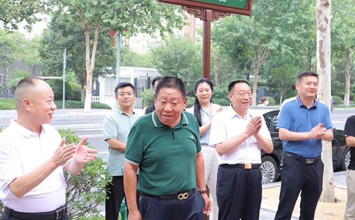 慰問環(huán)衛(wèi)工人發(fā)表講話.jpg